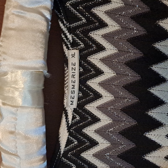 Sparkles and black and white tank - Picture 4 of 4